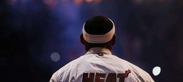 山东泰山四强战险胜皇家马德里，肖若腾砍下6记关键球，全场沸腾