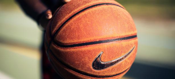 Rookie在掘金比赛中高光表现，关键助攻引发热议！