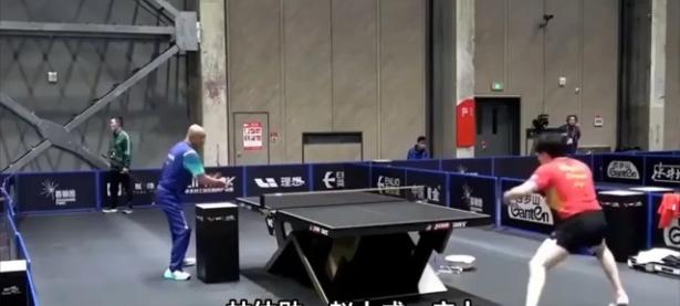 球星们合力抵抗强敌，共同奋斗取胜